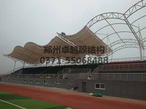 安裝膜結(jié)構(gòu)具有一定危險性，需做好安全措施