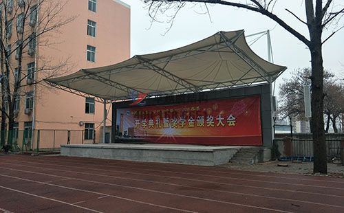     平?jīng)瞿そY構舞臺【平?jīng)雎殬I(yè)技術學院舞臺】設計施工案例