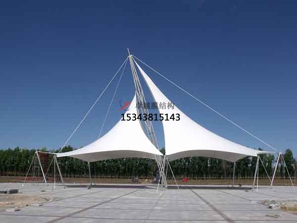 張家口商業(yè)廣場(chǎng)<font color='red'>張拉膜結(jié)構(gòu)</font>景觀棚