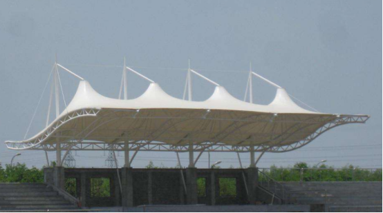  膜結(jié)構(gòu)施工中膜材是如何安裝的呢？