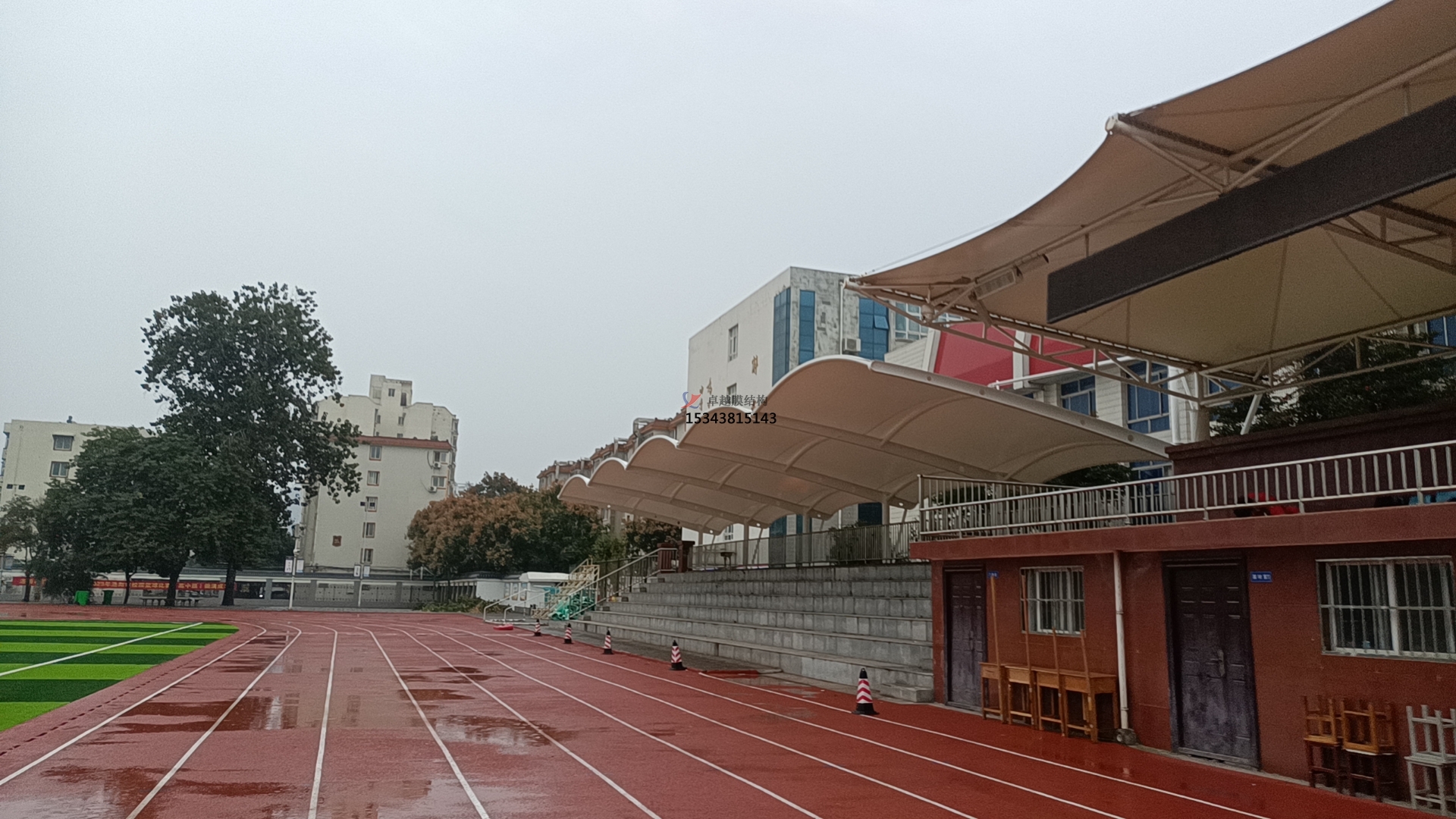 學(xué)校田徑場<font color='red'>膜結(jié)構(gòu)看臺</font>遮陽棚如何選擇材料？不同材料對其性能有何影響？