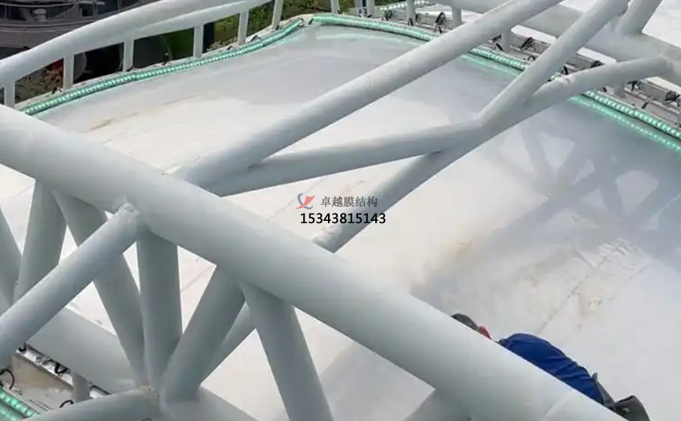 下雨天膜結(jié)構(gòu)搭建怎么做